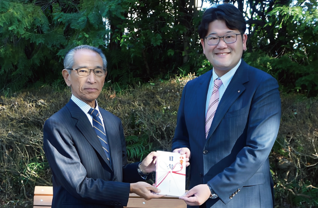 11月8日：裾野市に椅子と石テーブル寄贈 小柄沢緑地（裾野市 村田市長と勝又会長）